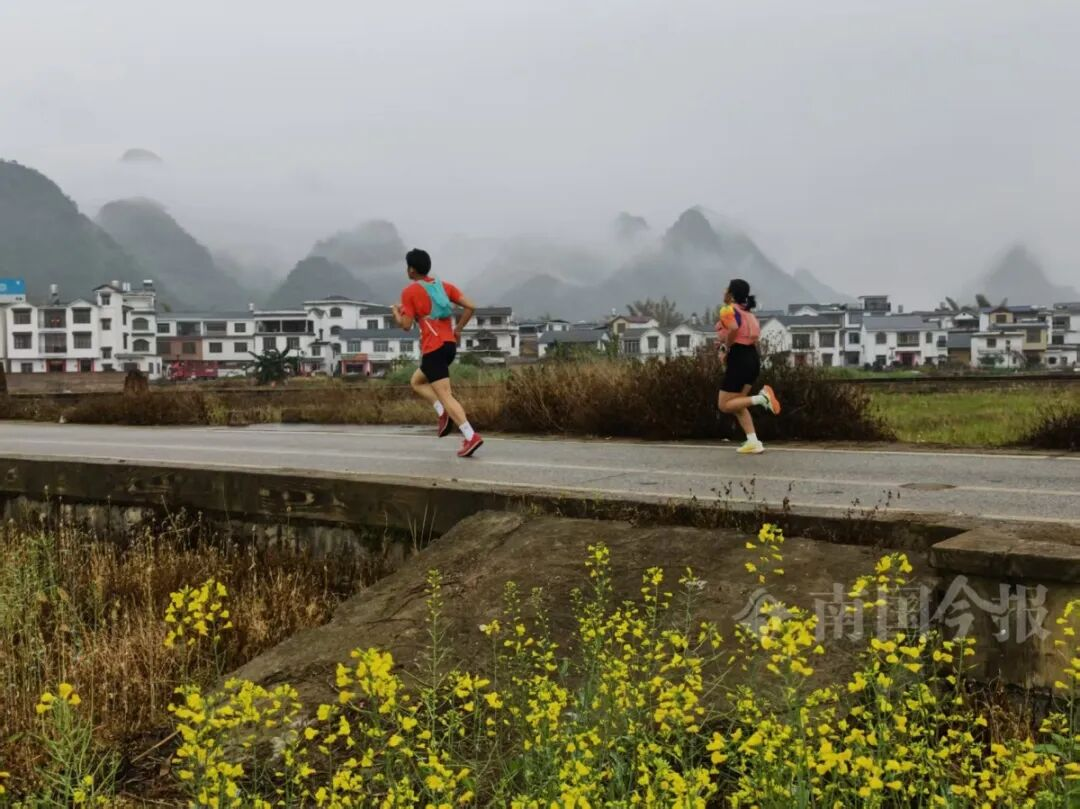 【媒体聚焦】“女飞人”韦永丽领跑!柳州这个古镇最美赛道,邀你明年也来跑!9.png