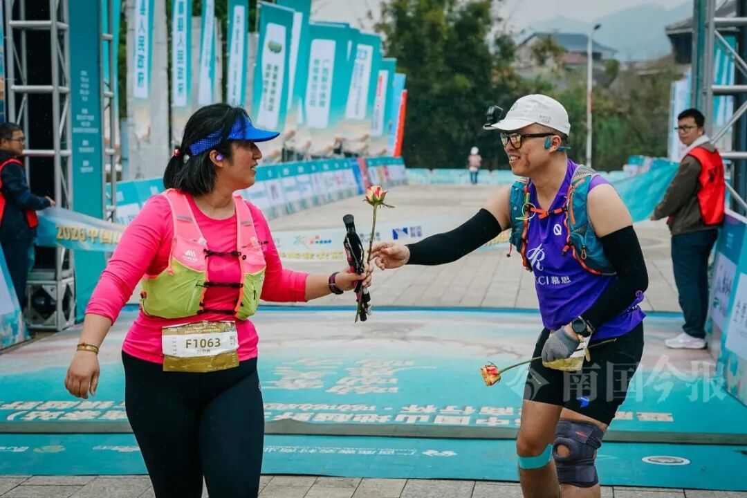 【媒体聚焦】“女飞人”韦永丽领跑!柳州这个古镇最美赛道,邀你明年也来跑!25.png