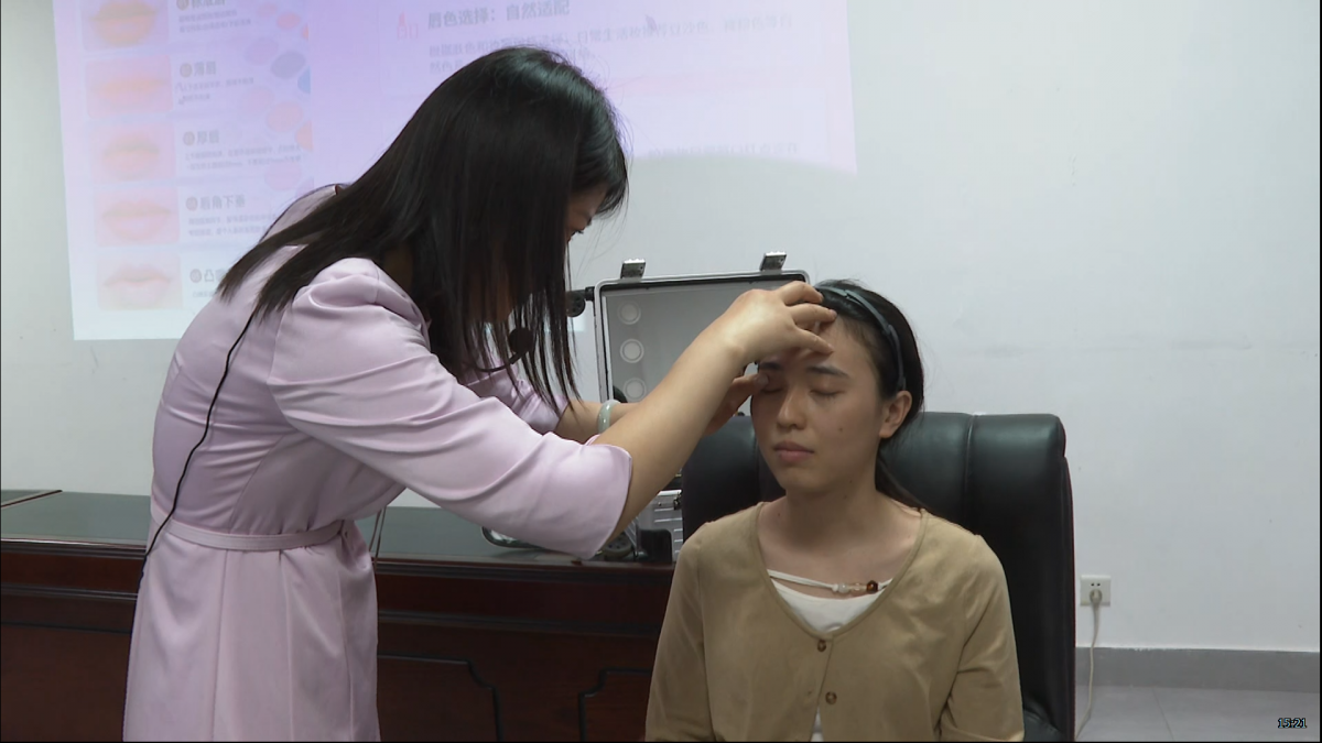 解锁美妆技巧 提升女性风采2.png