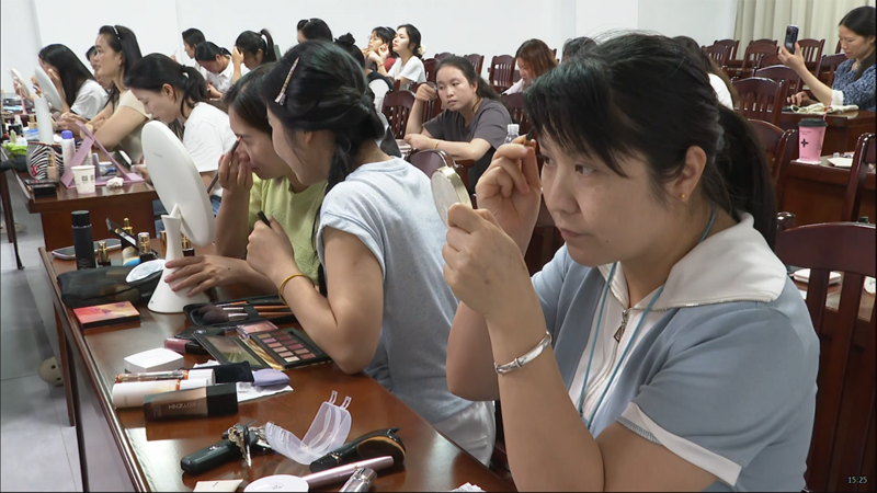 解锁美妆技巧 提升女性风采4.png