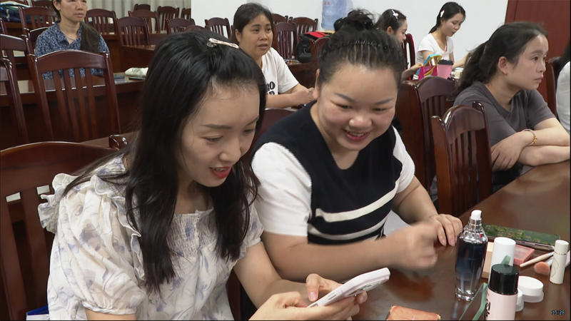 解锁美妆技巧 提升女性风采5.png