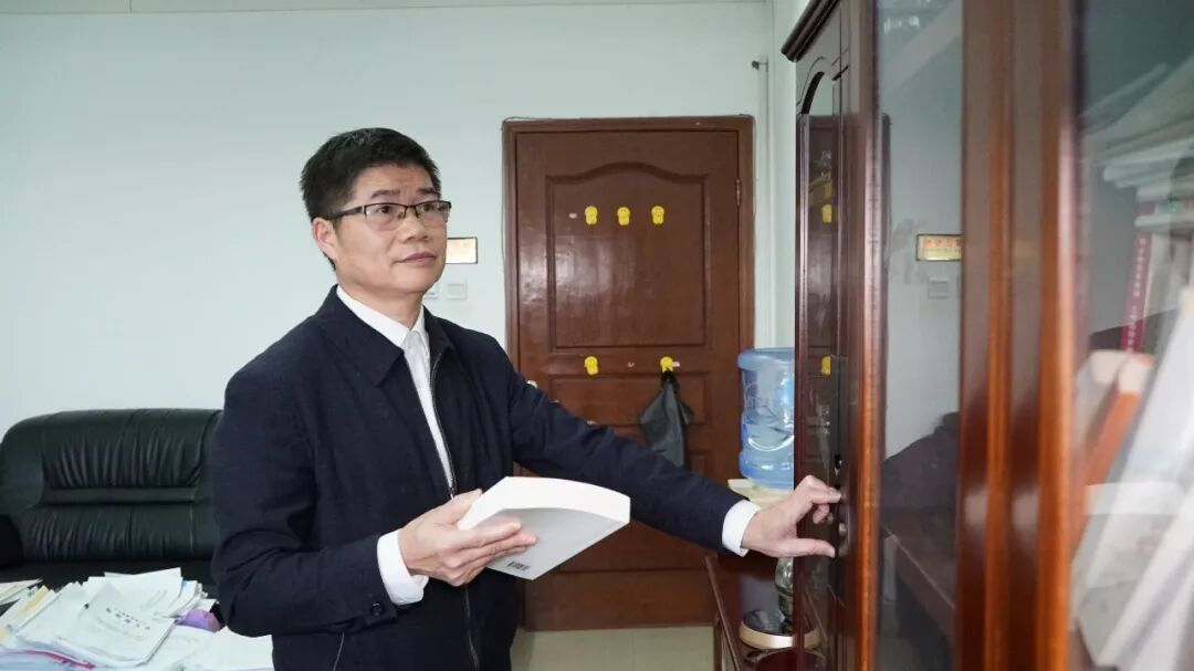 【榜样】自治区优秀党务工作者郭其昌:以党建强基,助鹿寨富民兴村2.png