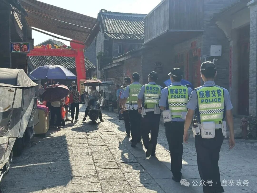 【游在鹿寨】守护民俗大盛会 绘就古镇平安“警”2.png