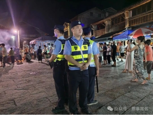 【游在鹿寨】守护民俗大盛会 绘就古镇平安“警”3.png