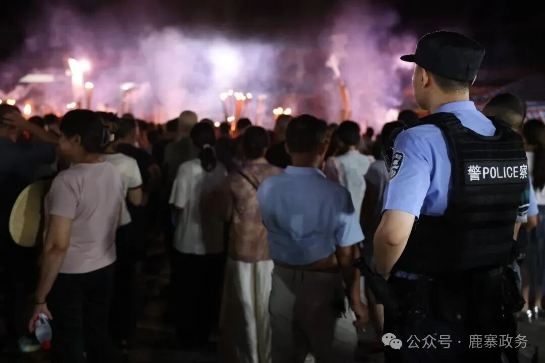 【游在鹿寨】守护民俗大盛会 绘就古镇平安“警”4.png