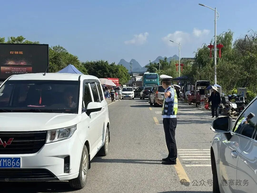 【游在鹿寨】守护民俗大盛会 绘就古镇平安“警”5.png