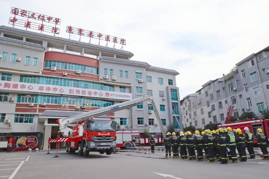 模拟突发火情,锤炼应急真功!鹿寨县消防救援局在县中医医院开展实战演练2.jpg