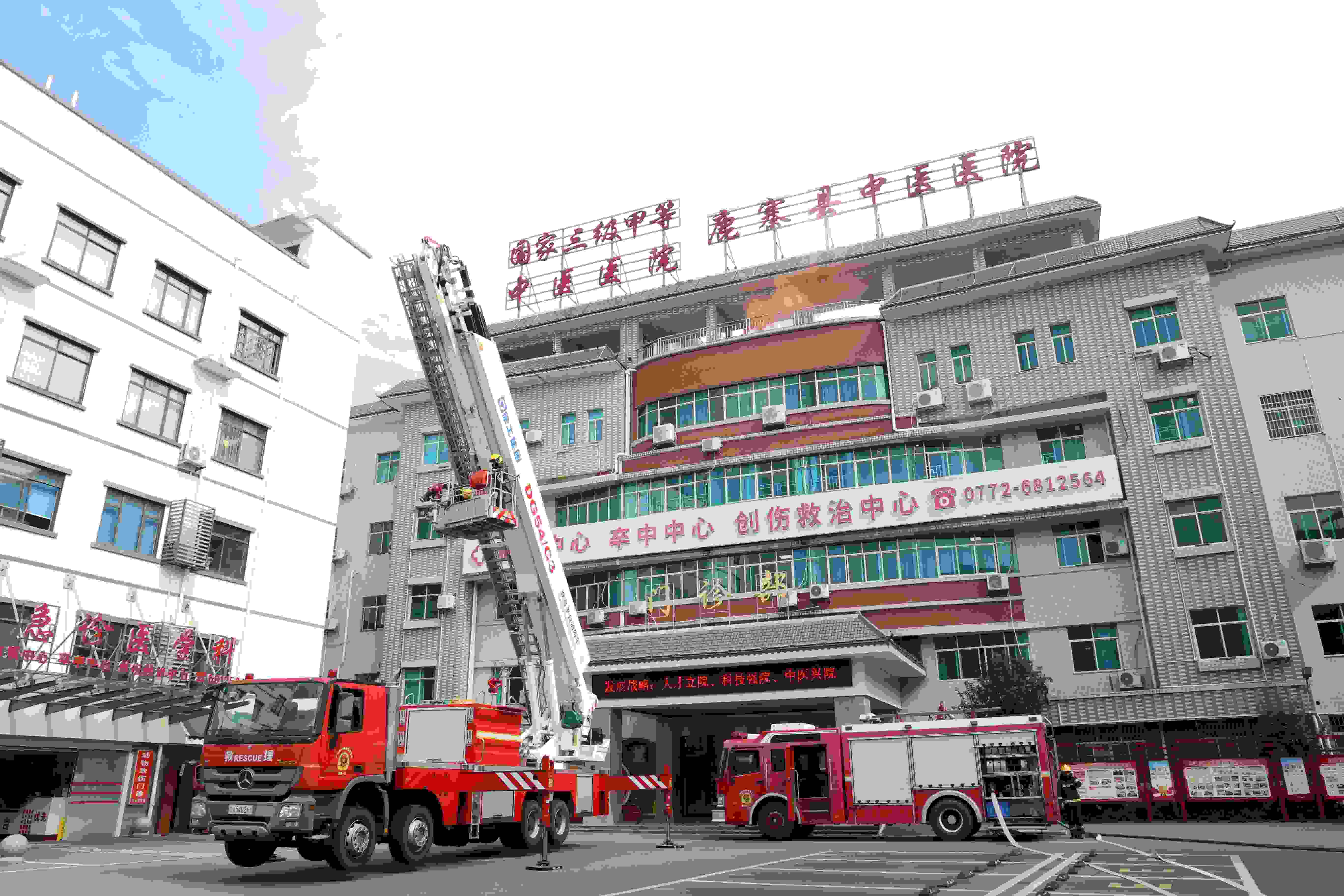 模拟突发火情,锤炼应急真功!鹿寨县消防救援局在县中医医院开展实战演练3.jpg