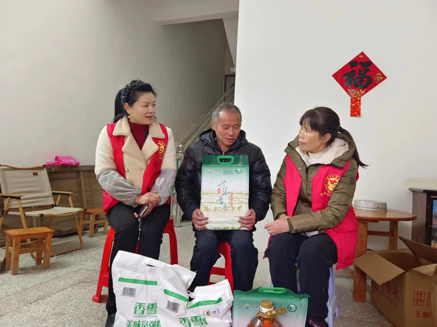 【新春走基层】人大代表用心用情解决群众急难盼愁问题3.jpg