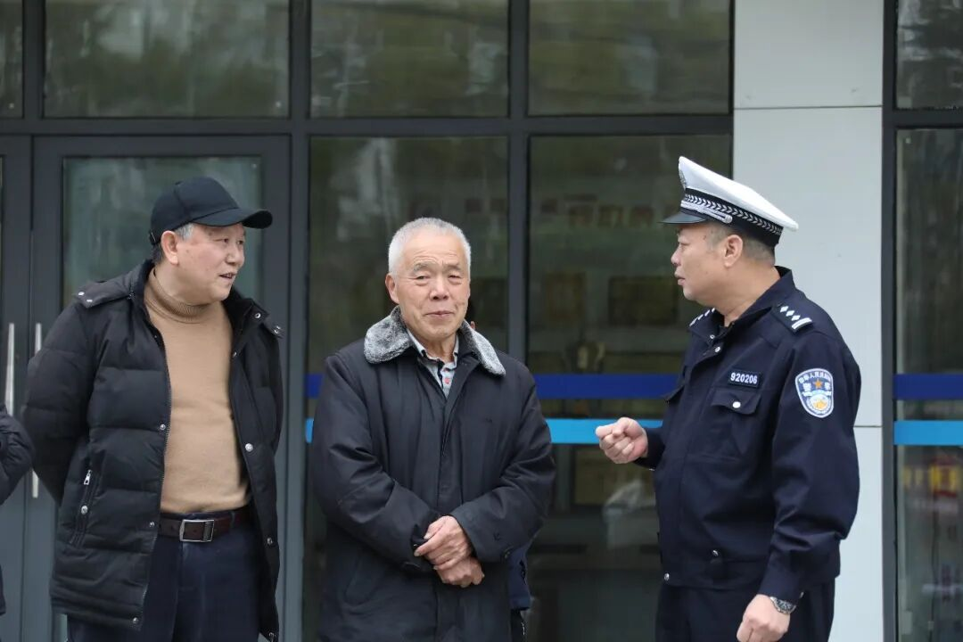 柳州老人注意!交警上门“送安全”,这些提醒要记牢8.png