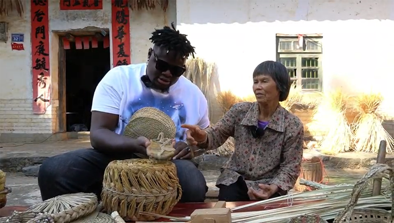 评论丨外国友人“遇见”鹿寨非遗:让世界看见中国乡土文脉4.png