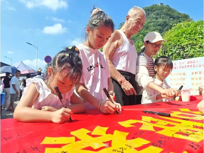 【游在鹿寨】庙会搭台歌普法,桂乡新风入民心1.png