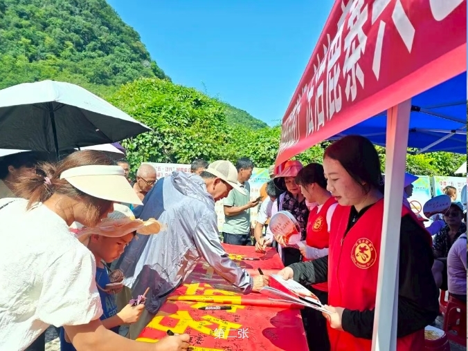 【游在鹿寨】庙会搭台歌普法,桂乡新风入民心2.png