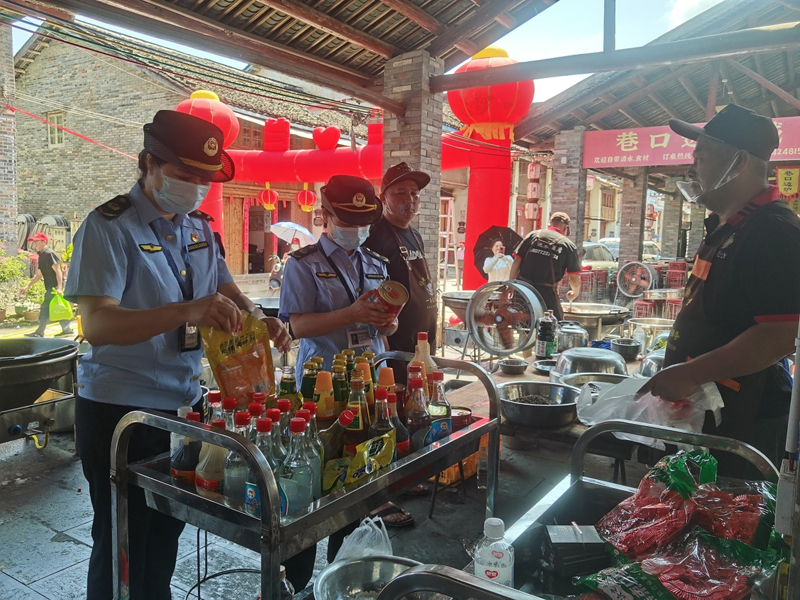 【游在鹿寨】织密食安防护网,守护古镇烟火气!鹿寨县市场监管局全力护航中渡“五·廿八”城隍庙会2.png