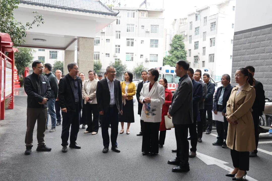 象州县卫生健康局考察组到鹿寨县中医医院参观交流1.png