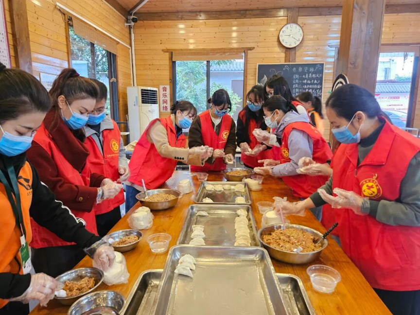 【新时代 新雷锋】鹿寨“红马甲”爱心上线1.png