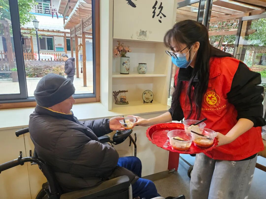 【新时代 新雷锋】鹿寨“红马甲”爱心上线2.png