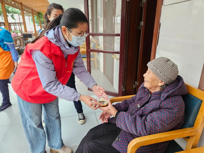 【新时代 新雷锋】鹿寨“红马甲”爱心上线3.png