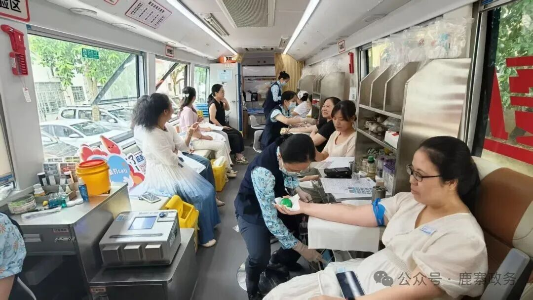 【新时代 新雷锋】挽袖献热血,爱心护生命!鹿寨县人民医院职工踊跃参与无偿献血2.png