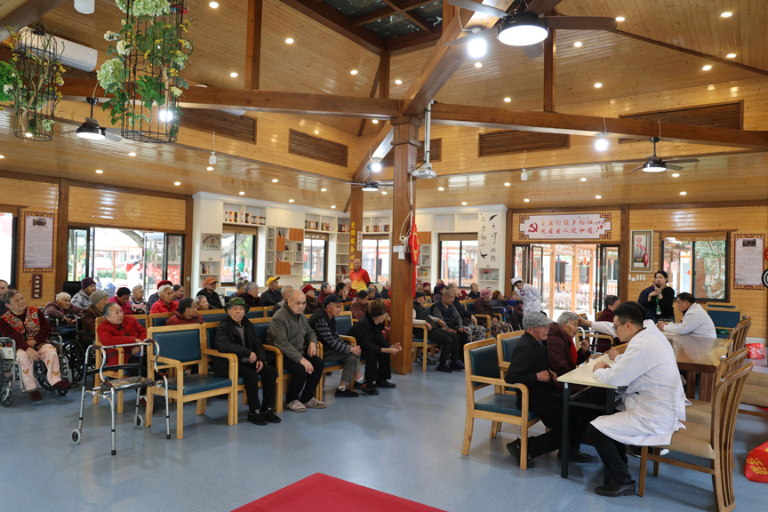 【新时代 新雷锋】县中医医院:关爱老人义诊活动很暖心1.jpg