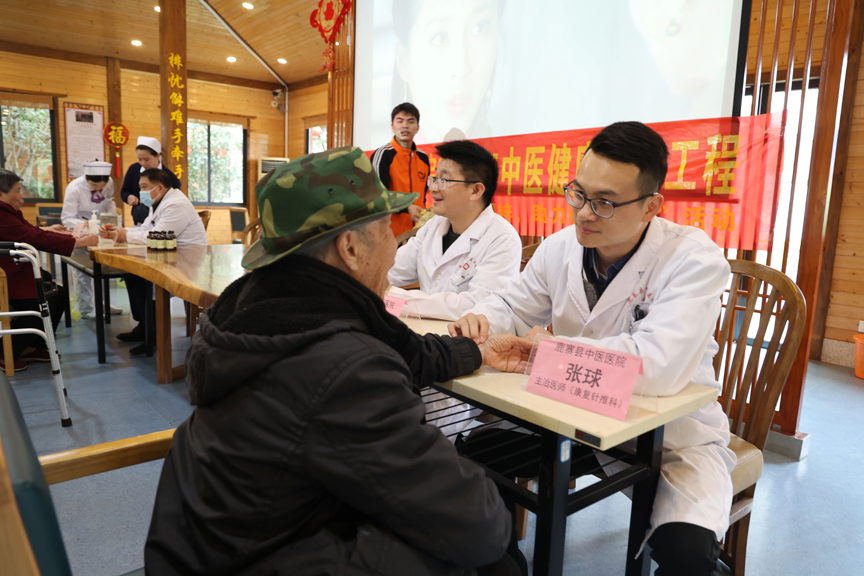 【新时代 新雷锋】县中医医院:关爱老人义诊活动很暖心3.jpg