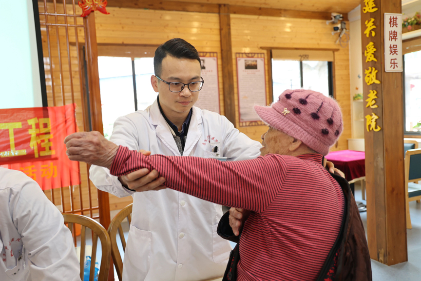 【新时代 新雷锋】县中医医院:关爱老人义诊活动很暖心4.jpg