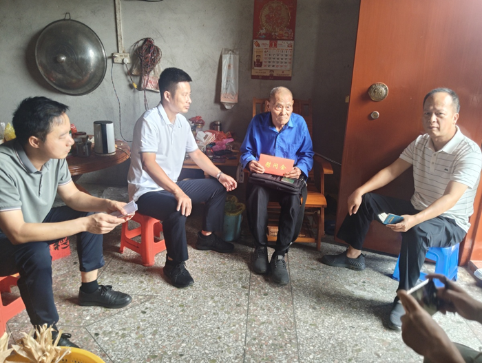 【双拥】市退役军人事务局慰问组到我县寨沙镇开展“八一”走访慰问活动1.png