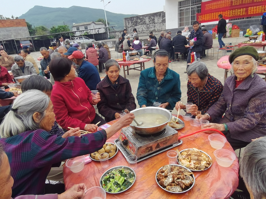 1 旧街村65岁以上老人聚餐图片,廖光秀摄.jpg