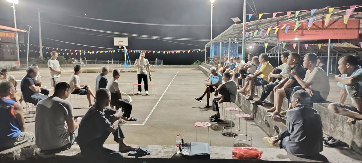 “球场议事”接地气 党建引领有温度.png