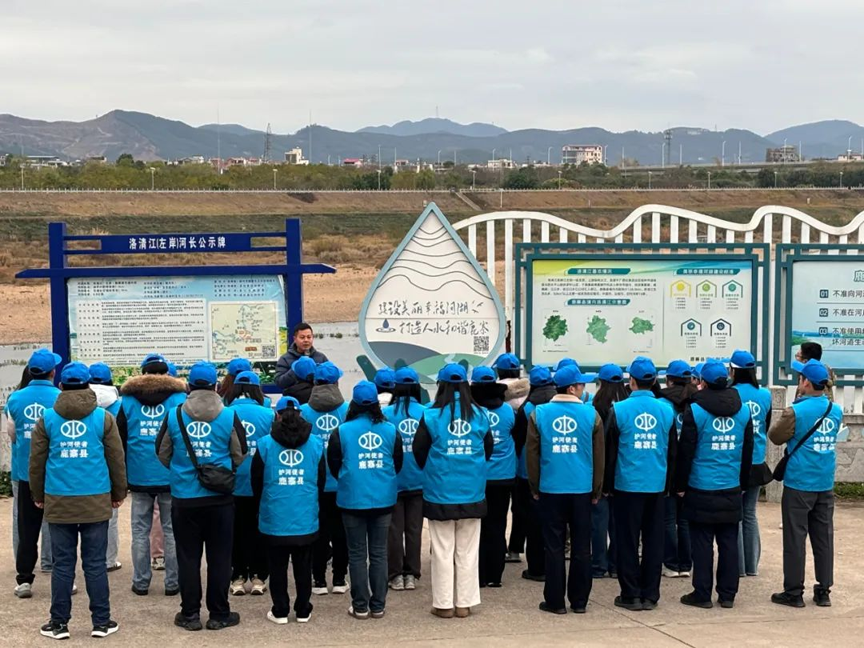 【新时代 新雷锋】学雷锋!鹿寨新录用公务员做了这些……1.png