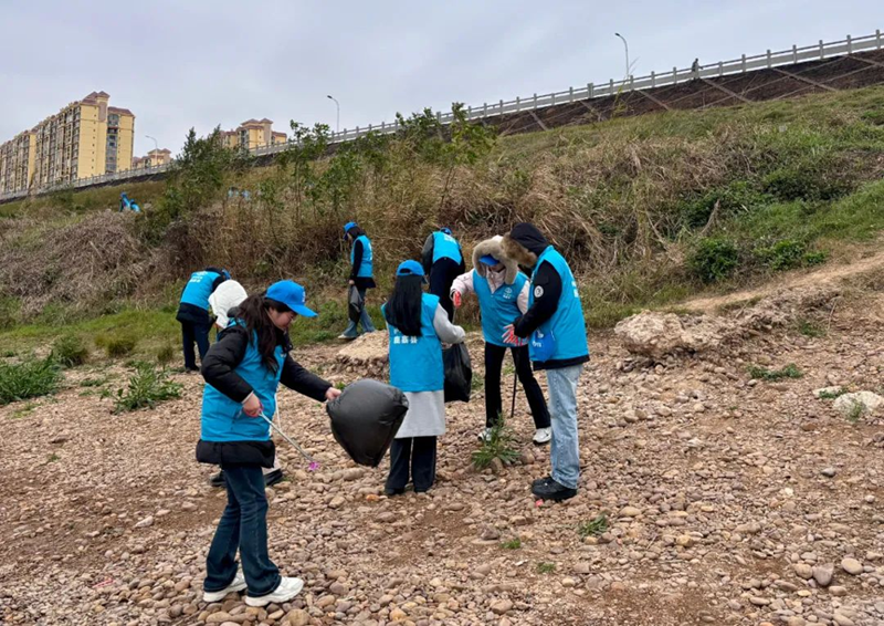 【新时代 新雷锋】学雷锋!鹿寨新录用公务员做了这些……2.png