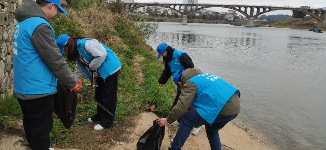 【新时代 新雷锋】学雷锋!鹿寨新录用公务员做了这些……4.png