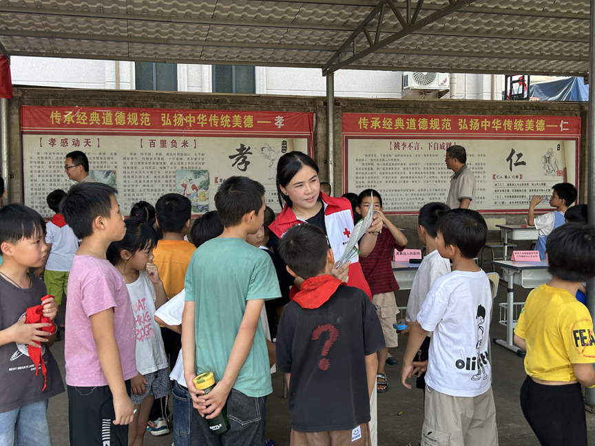 携手献爱心,博爱伴成长!鹿寨县红十字会组织开展“六一”助学关爱活动10.jpg