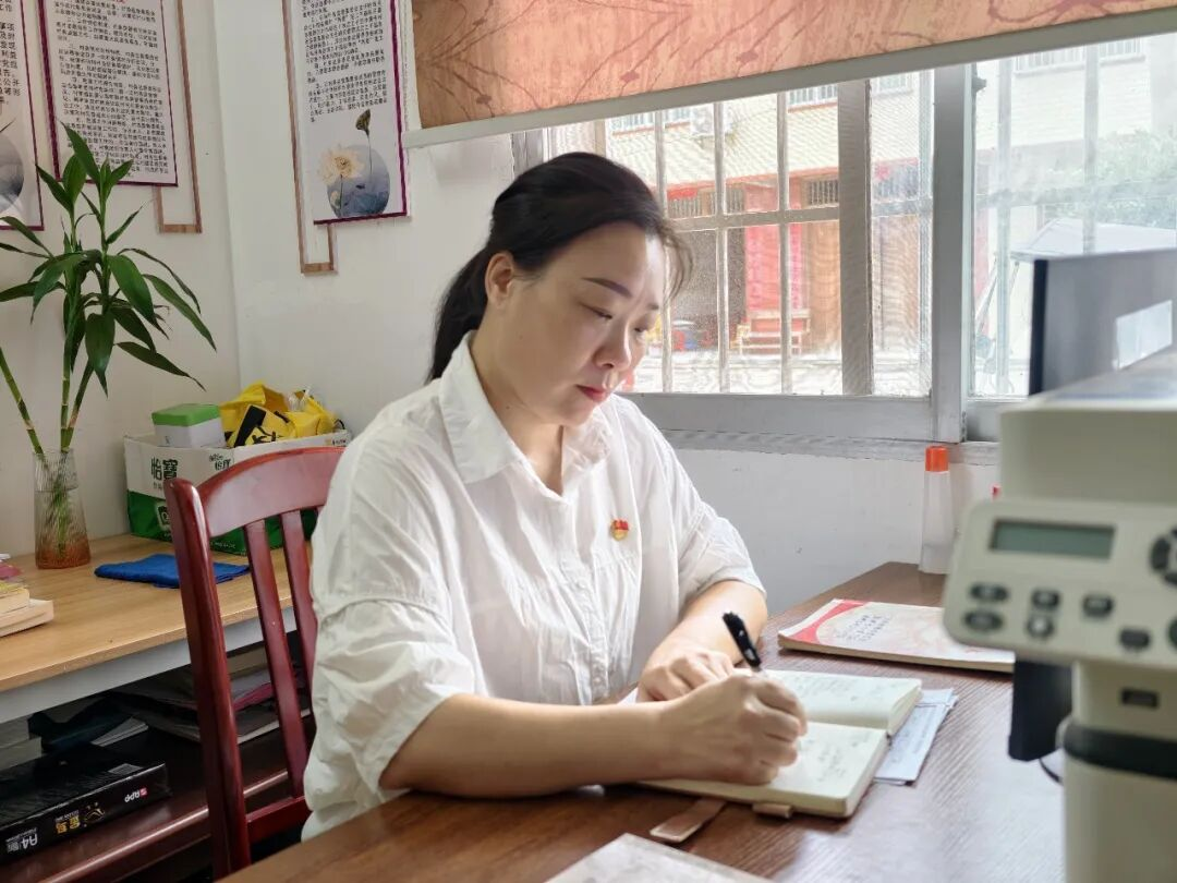 【人大代表风采】罗寒春:构建多元特色产业集群 书写履职为民生动答卷1.png