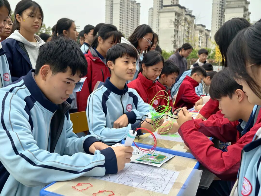 【“双减”】太酷啦!鹿寨这所学校科技狂欢全程吸睛6.png