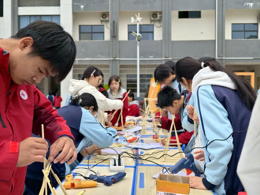 【“双减”】太酷啦!鹿寨这所学校科技狂欢全程吸睛9.png