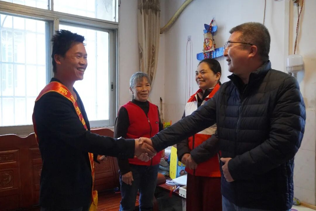 【新时代 新雷锋】鹿寨第10例造血干细胞捐献者!用大爱为生命“续航”,给张先生点赞!2.png