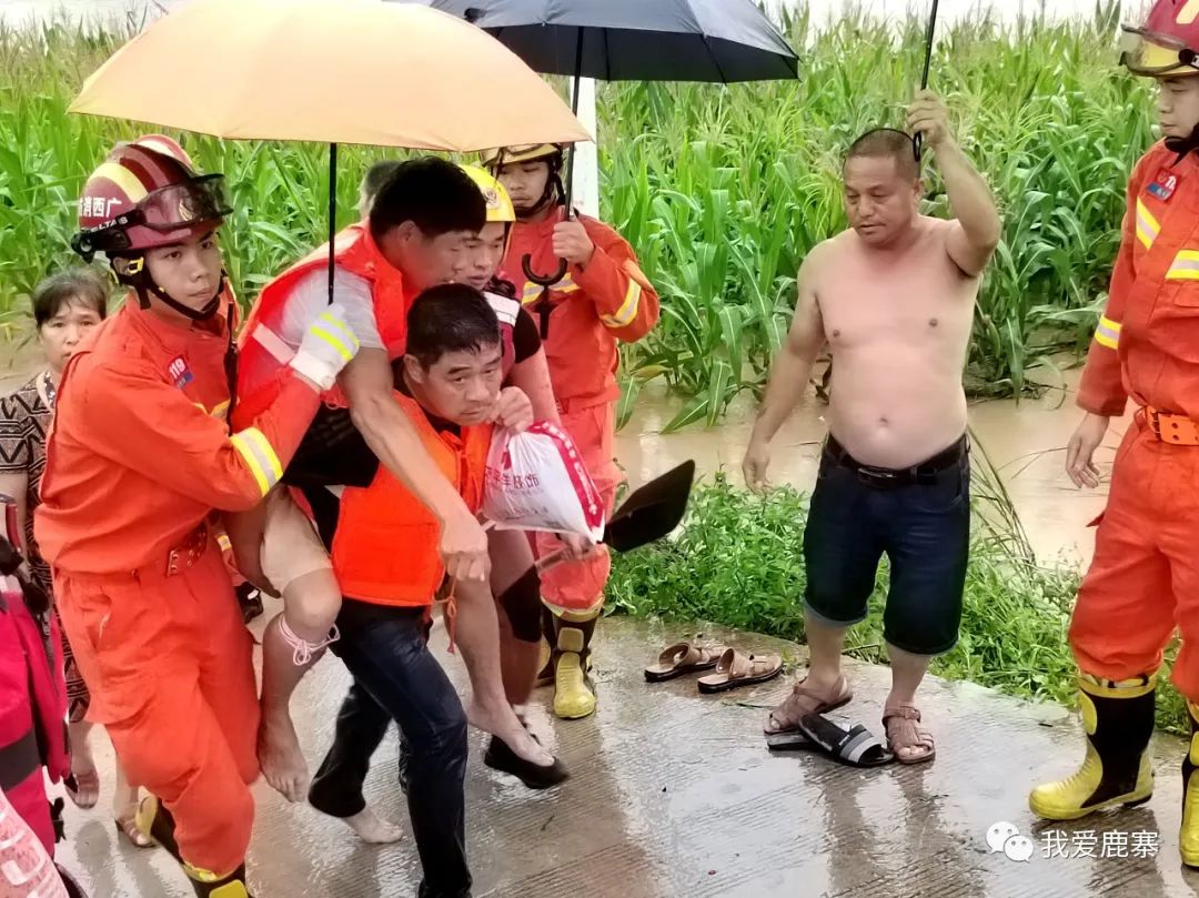 鹿寨:风雨逆行的党员 逆洪流升起鲜红党旗4.jpg