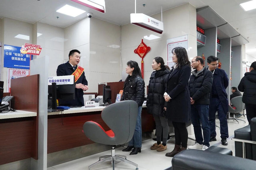 方便啦!鹿寨32项社保业务银行柜面一窗通办4.png