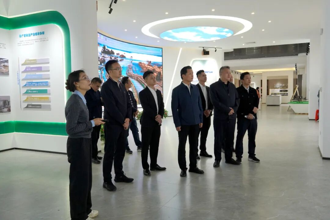 全球和平村客商赴鹿寨调研 为县域高质量发展注入合作新动能1.png