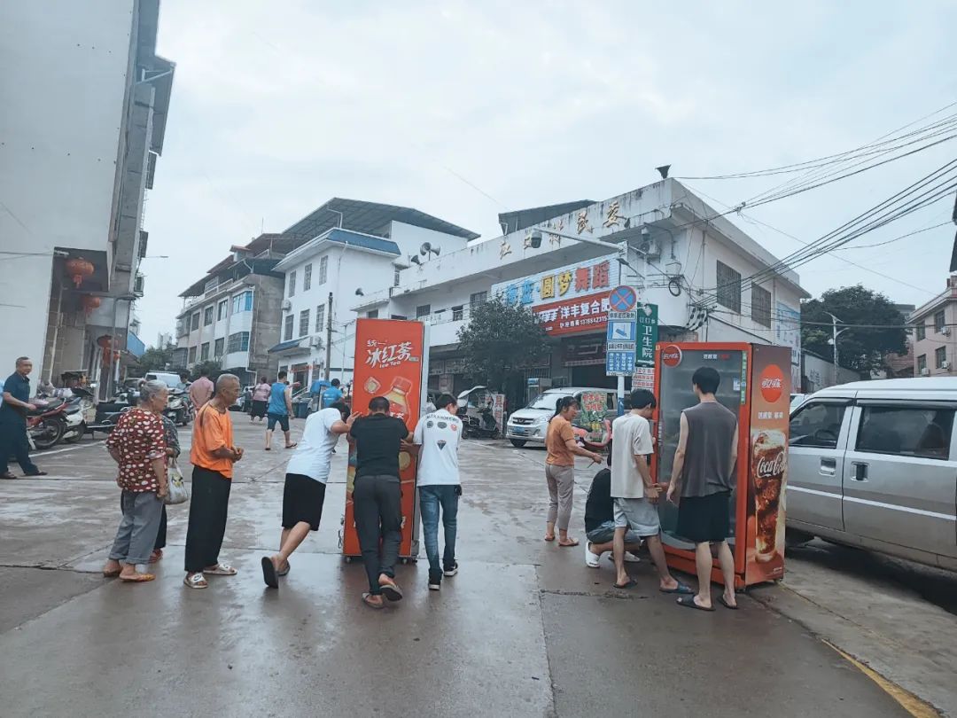 代表帮助群众转移物资 (1).jpg