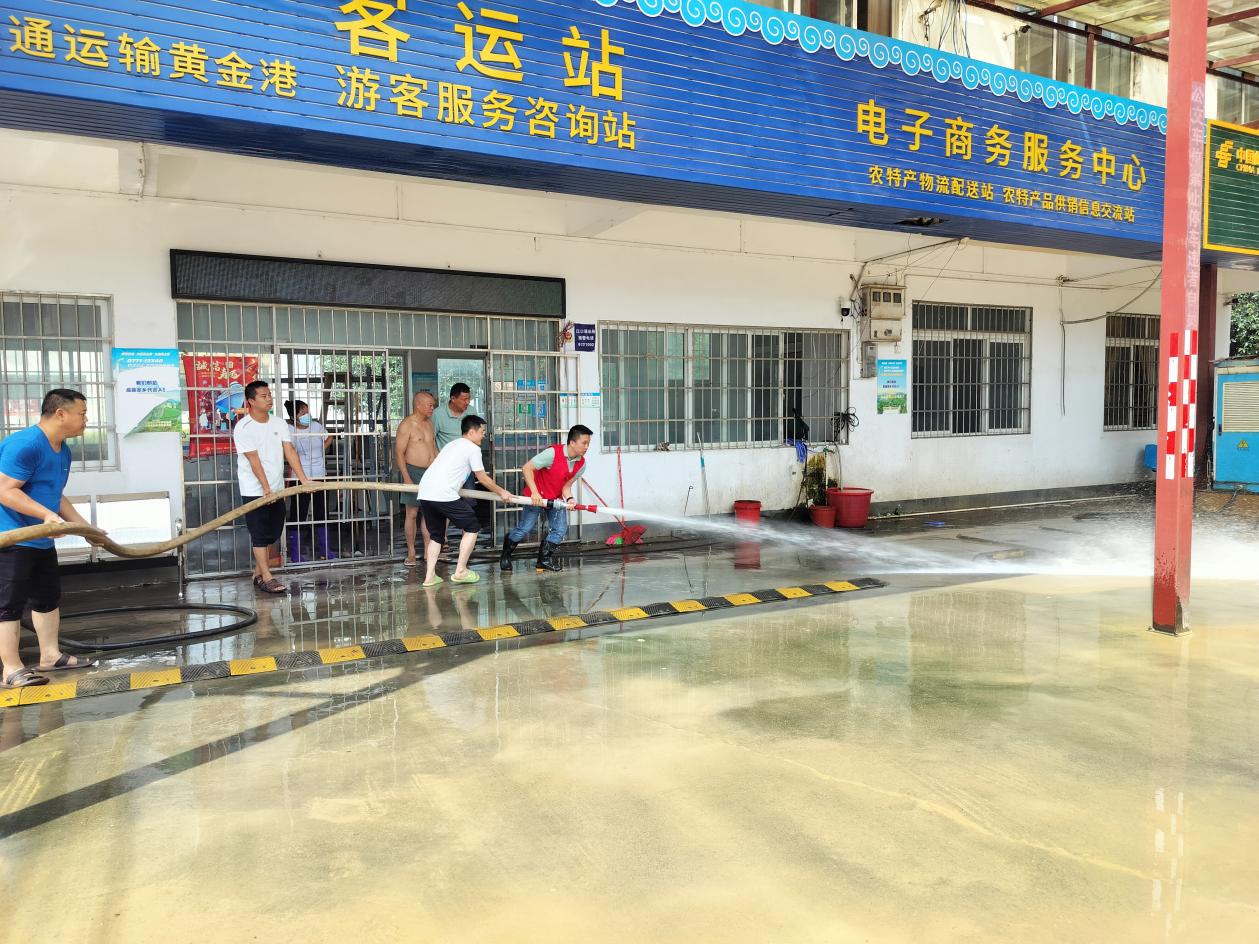 代表参与灾后清淤 (2).jpg