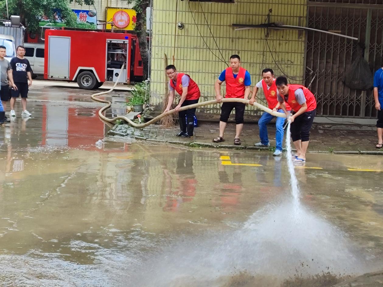 代表参与灾后清淤 (1).jpg